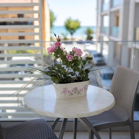 Hotel Petite Fleur Альба-Адріатіка Екстер'єр фото