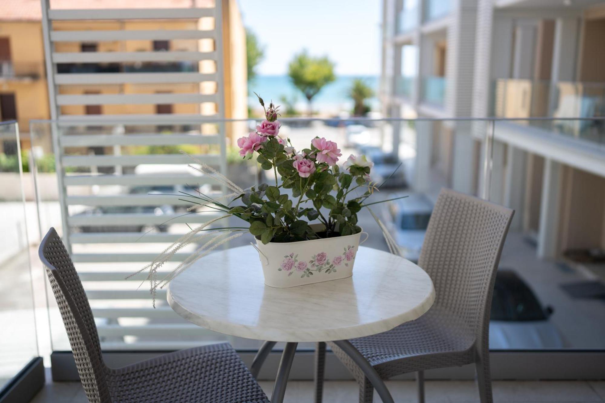 Hotel Petite Fleur Альба-Адріатіка Екстер'єр фото