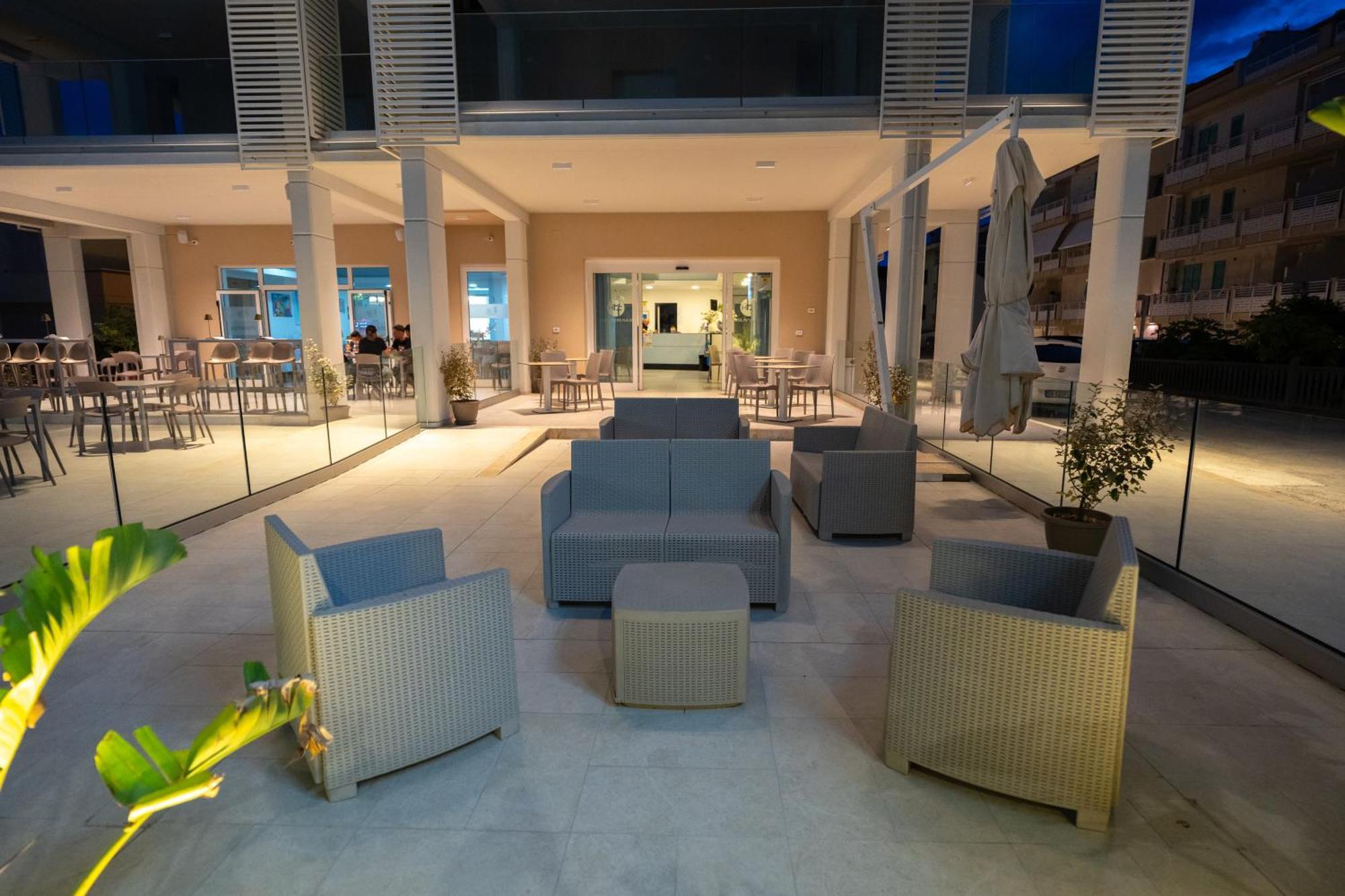 Hotel Petite Fleur Альба-Адріатіка Екстер'єр фото